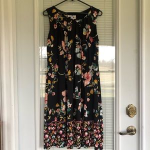 Tunic black dress with beautiful floral pattern.